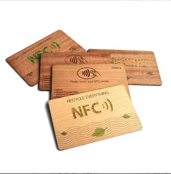 Carte-clé d'hôtel NFC en bois 13,56 MHz programmable RFID en bois avec puce 213/215/215