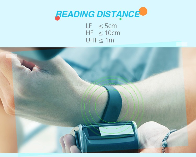 Solutions de systèmes de bracelets RFID pour les membres des parcs d'attractions