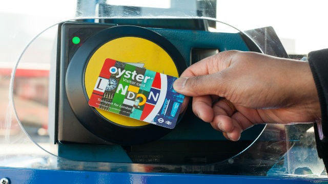 Paris va progressivement supprimer le ticket de métro papier pour promouvoir la carte de visite rechargeable