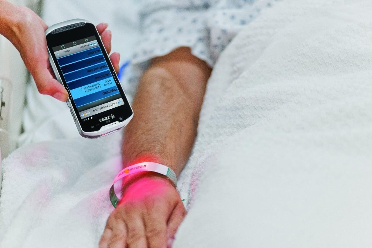 Quel est le rôle principal de la RFID dans le domaine médical ?