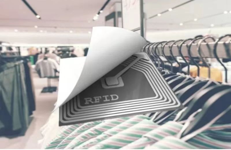 Analyse de la valeur de la technologie RFID UHF dans le secteur de la chaussure et de la vente au détail dans les centres commerciaux
