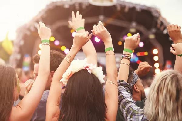 Pourquoi les jeunes s’intéressent-ils de plus en plus aux festivals de musique qui proposent des bracelets RFID ?