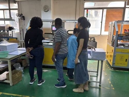 Le client clé africain apprécie grandement notre usine de cartes à puce RFID et passe une commande