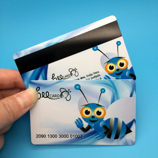 Carte en PVC plastique colorée à bande magnétique CR80 avec impression du numéro de série