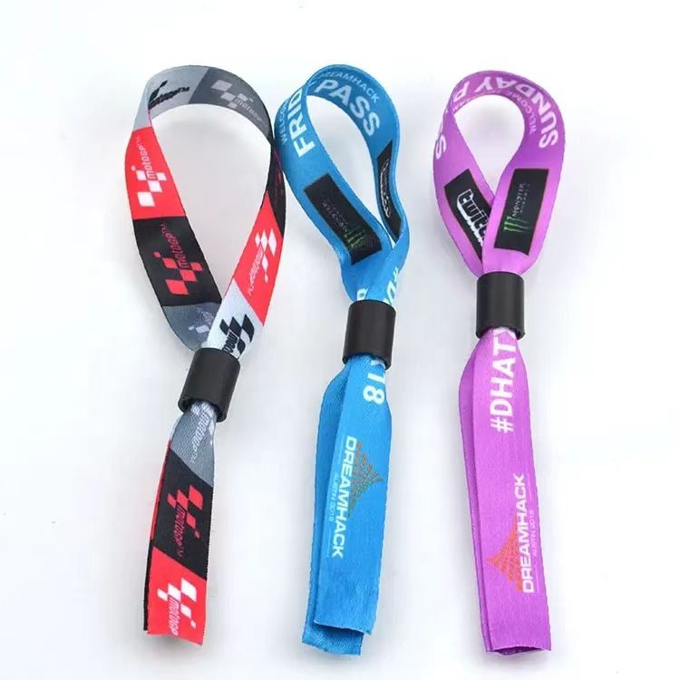Bracelet en plastique réglable et écologique, tissé sur mesure pour fêtes et vacances