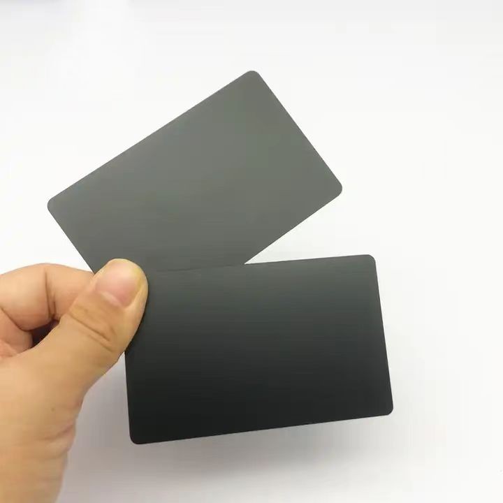 Cartes de visite personnalisées en métal noir mat avec puces RFID NFC sans contact