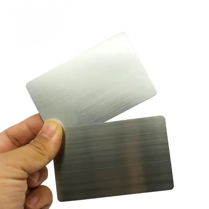 Cartes de visite personnalisées en métal noir mat avec puces RFID NFC sans contact