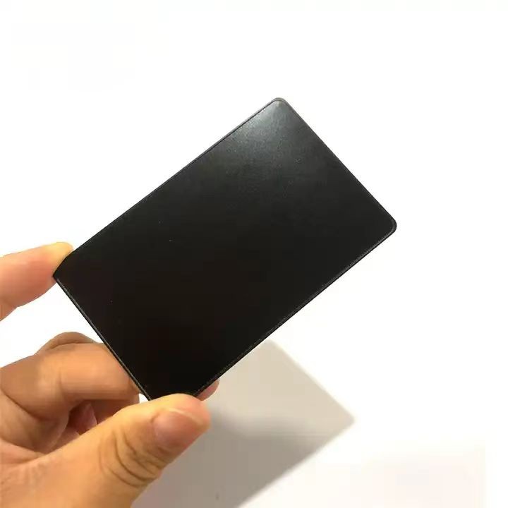 Cartes de visite personnalisées en métal noir mat avec puces RFID NFC sans contact