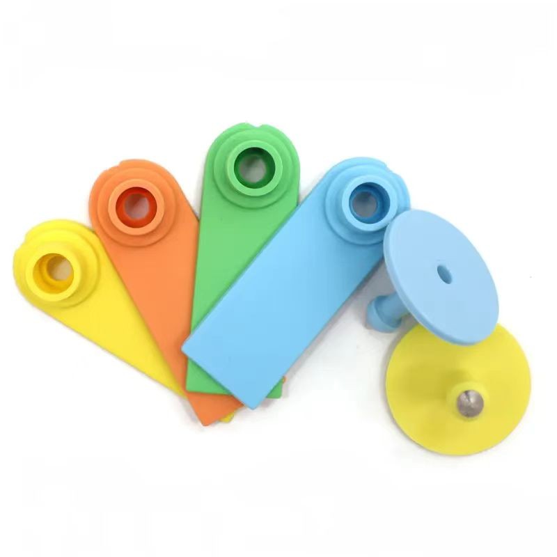 Étiquette d'oreille RFID TPU fendue au design innovant pour la surveillance du bétail, des porcs, des chevaux et des animaux de ferme