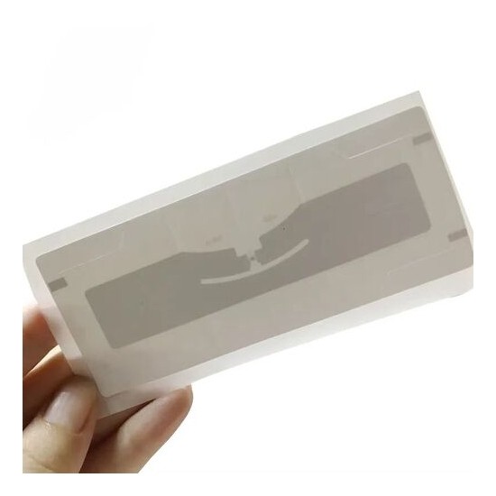 Étiquette de pare-brise RFID HF UHF pour le suivi des véhicules ETC et le contrôle d'accès