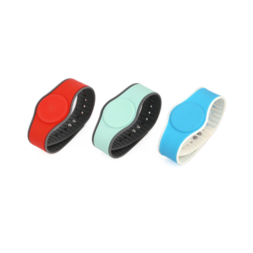 Bracelet RFID personnalisé en silicone bicolore pour le contrôle d'accès aux parcs d'attractions