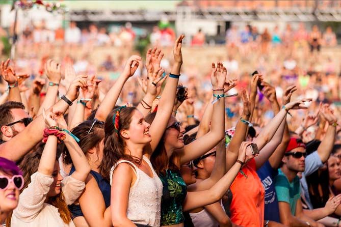 Comment les bracelets RFID redéfinissent-ils les écosystèmes des festivals de musique ?