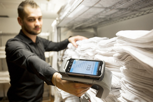 Étiquettes RFID pour le linge : des outils clés dans l'industrie du linge