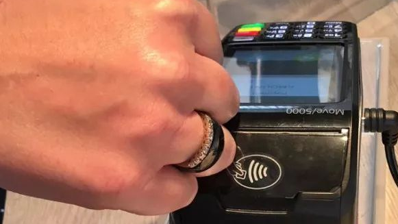 La banque de l'Australie à pousser d'abord la bague intelligente RFID