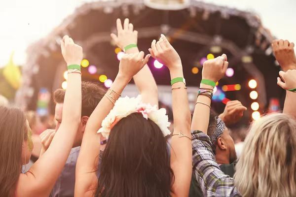 Pourquoi les jeunes s’intéressent-ils de plus en plus aux festivals de musique proposant des bracelets RFID ?
    