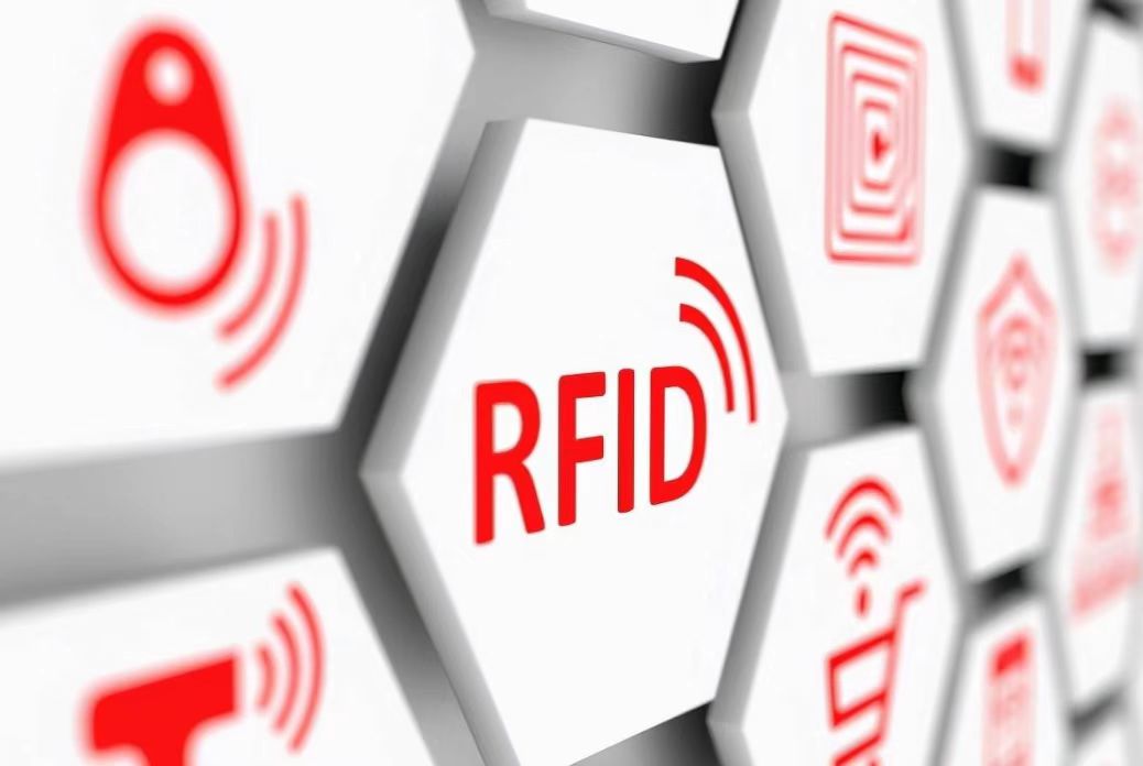 Quels sont les avantages des étiquettes RFID par rapport aux codes-barres ordinaires ?